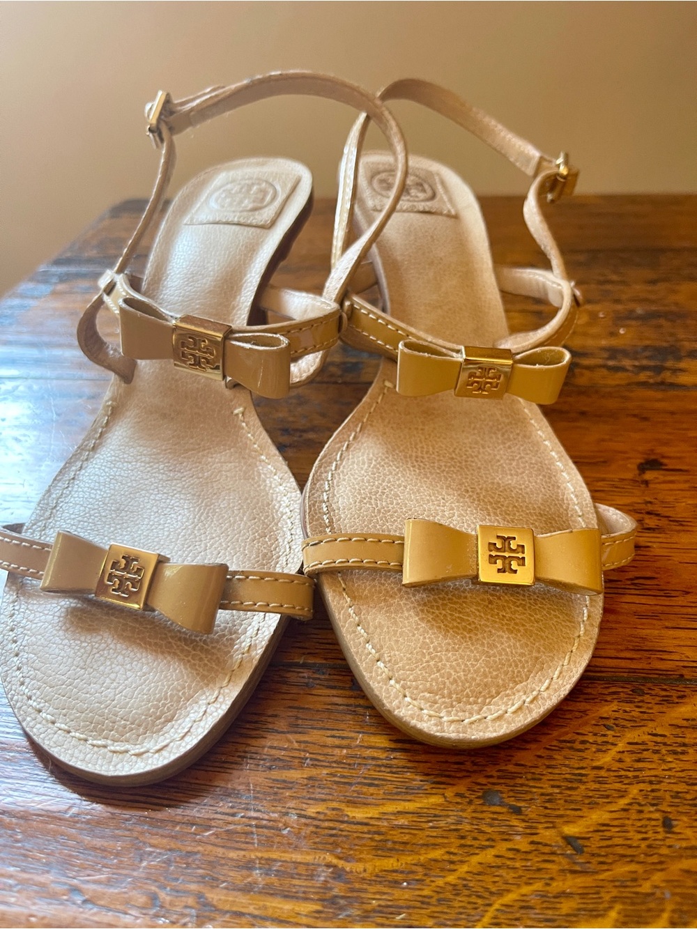 Tory Burch Tan Bow Logo T-Strap Sandals 9.5